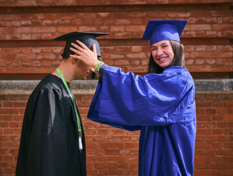 Bando Itaca Il Programma Itaca è un bando Inps che prevede l’assegnazione di 1.500 borse di studio per studenti tra i 14 e i 18 anni di età regolarmente iscritti alla scuola superiore (liceo o altro istituto), che non abbiano ritardi di oltre un anno nella carriera scolastica e in possesso di una media conoscenza della lingua parlata nel Paese di destinazione (europeo o extraeuropeo) tra cui: Gran Bretagna, Irlanda, Germania, Paesi Scandinavi, Francia, Spagna, Stati Uniti d’America, Canada, Australia, Nuova Zelanda, Argentina, Sudafrica. Potrai scegliere se partire per un trimestre, semestre o un intero anno scolastico. Sarai ospite di una famiglia locale, frequenterai le migliori High School straniere e avrai l’opportunità di partecipare a un’esperienza formativa unica, scegliendo la destinazione e il periodo di permanenza più adatto a te. Trinity ViaggiStudio ti supporterà nella preparazione della documentazione necessaria. scopri di più »